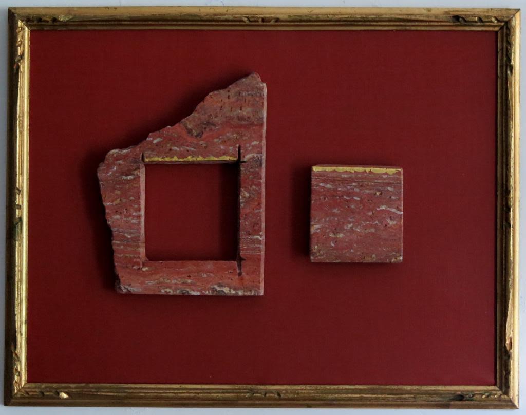 Sculpture’s frame, 2022, acrilico rosso con inserti in travertino rosso e foglia oro, cm 65X52X6